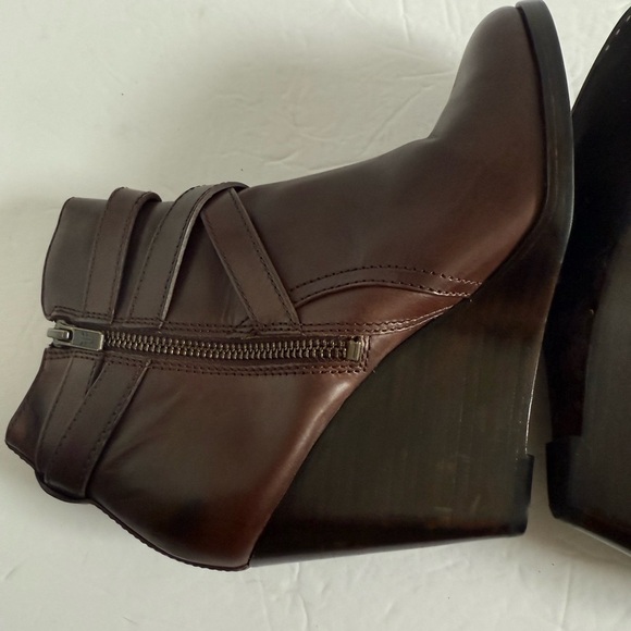 Frye Brown Wedge Heel Ankle Booties Boots with Gold Buckle Women Size 6.5 - Picture 6 of 13